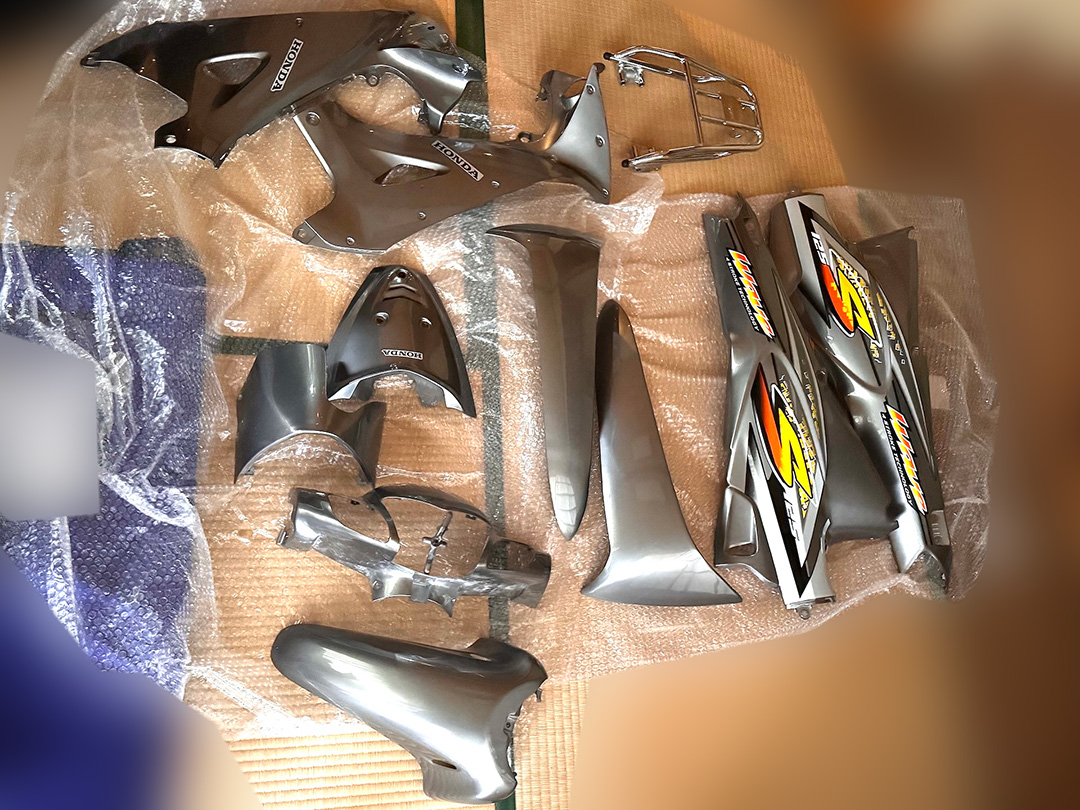 破損なく届いた樹脂製バイクパーツの写真